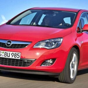 Opel Astra Rojo de cuarta generación, vista frontal