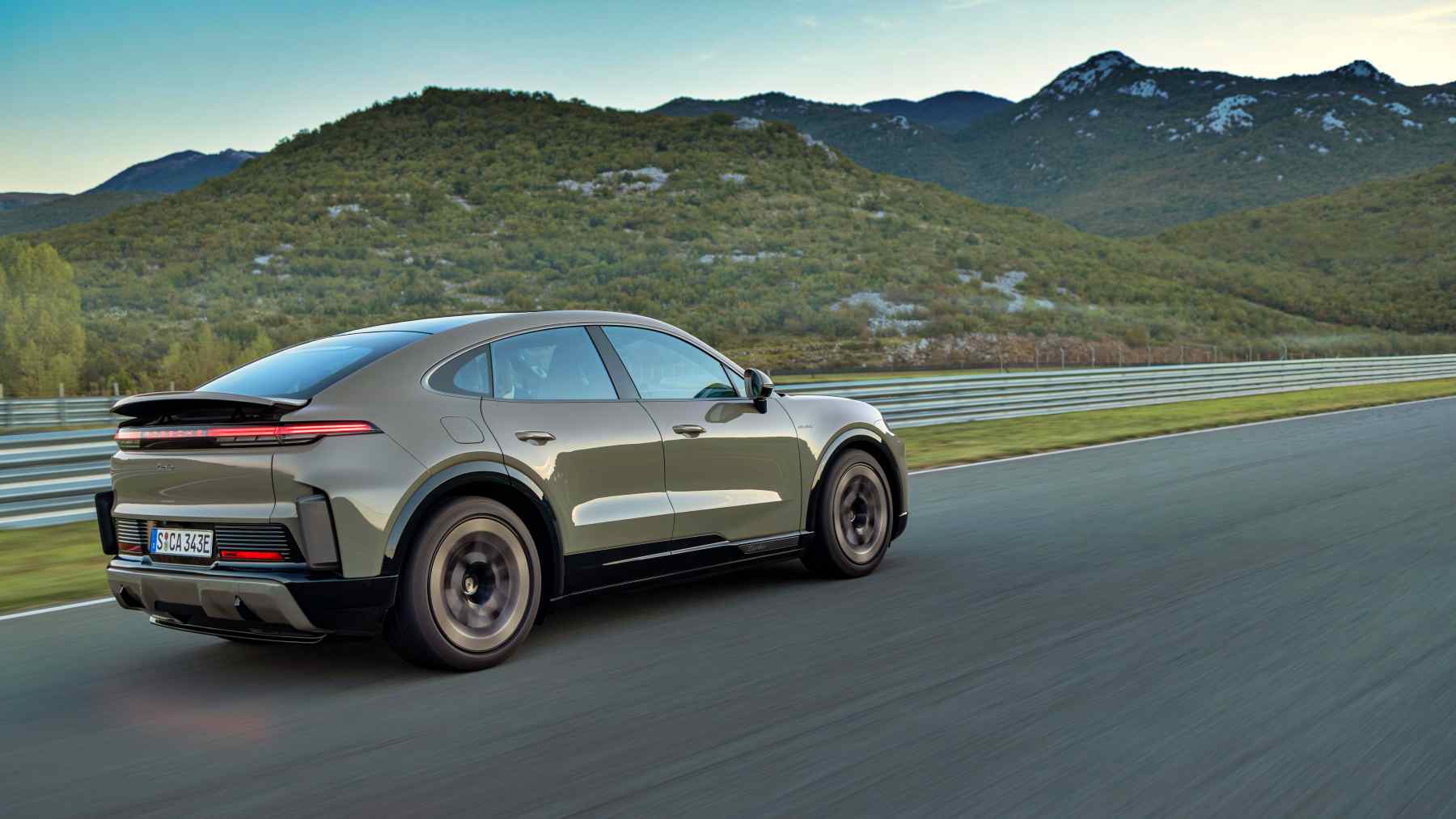 Porsche afronta un nuevo futuro tras rechazar la electrificación total de su gama: recortes de personal, venta de participación en terceras empresas y cancelación del 911 eléctrico