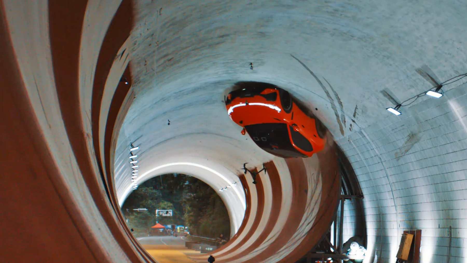 Vídeo: Este SUV chino de 637 CV que se parece al Ferrari Purosangue (no es el Xiaomi) ha conseguido repetir la hazaña del giro de 360º del mítico anuncio de Mercedes