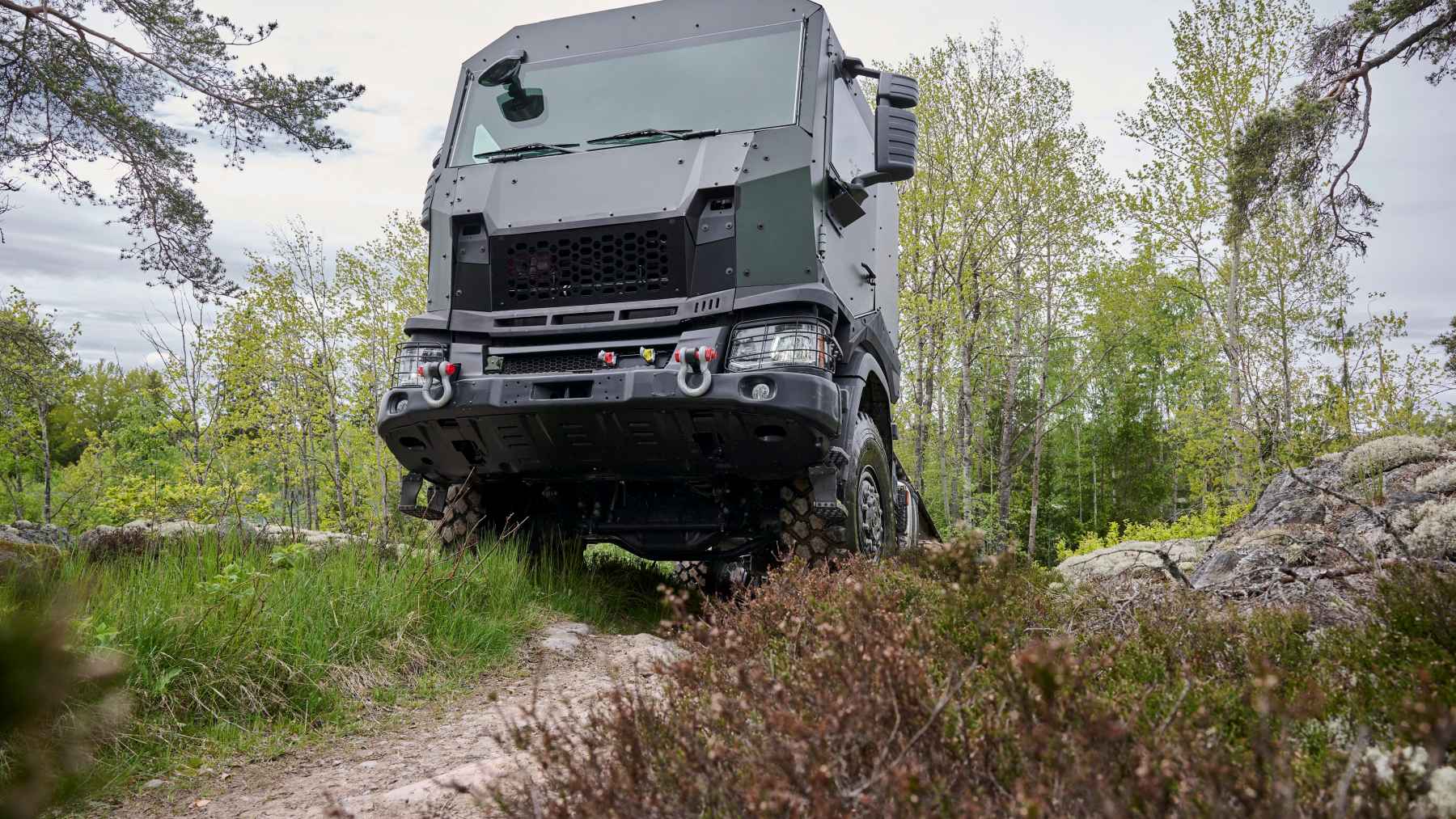 La cabina de Scania que aguanta explosiones de hasta 8 kilos de TNT y tiene tracción 8×8 ya es una realidad y se basa en los camiones de calle