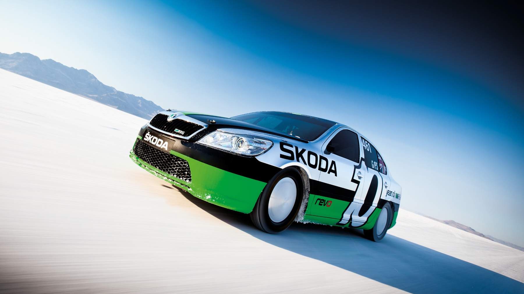 El Skoda Octavia cumple 30 años y aunque podrías pensar que es un sedán familiar aburrido, ostenta un récord en las salinas de Bonneville que sigue invicto: esta es su historia