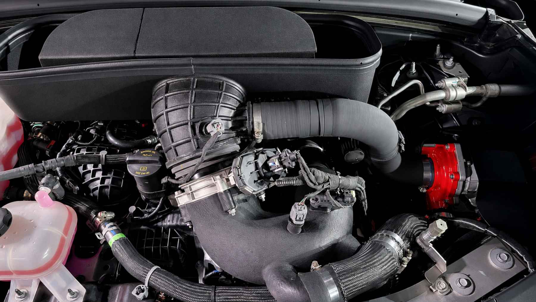 Stellantis coge un motor 3.0 de seis cilindros turbo e instala un compresor eléctrico que hace que su turbo gire aún más rápido y de forma instantánea