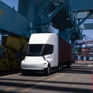 Tesla Semi en marcha muelle