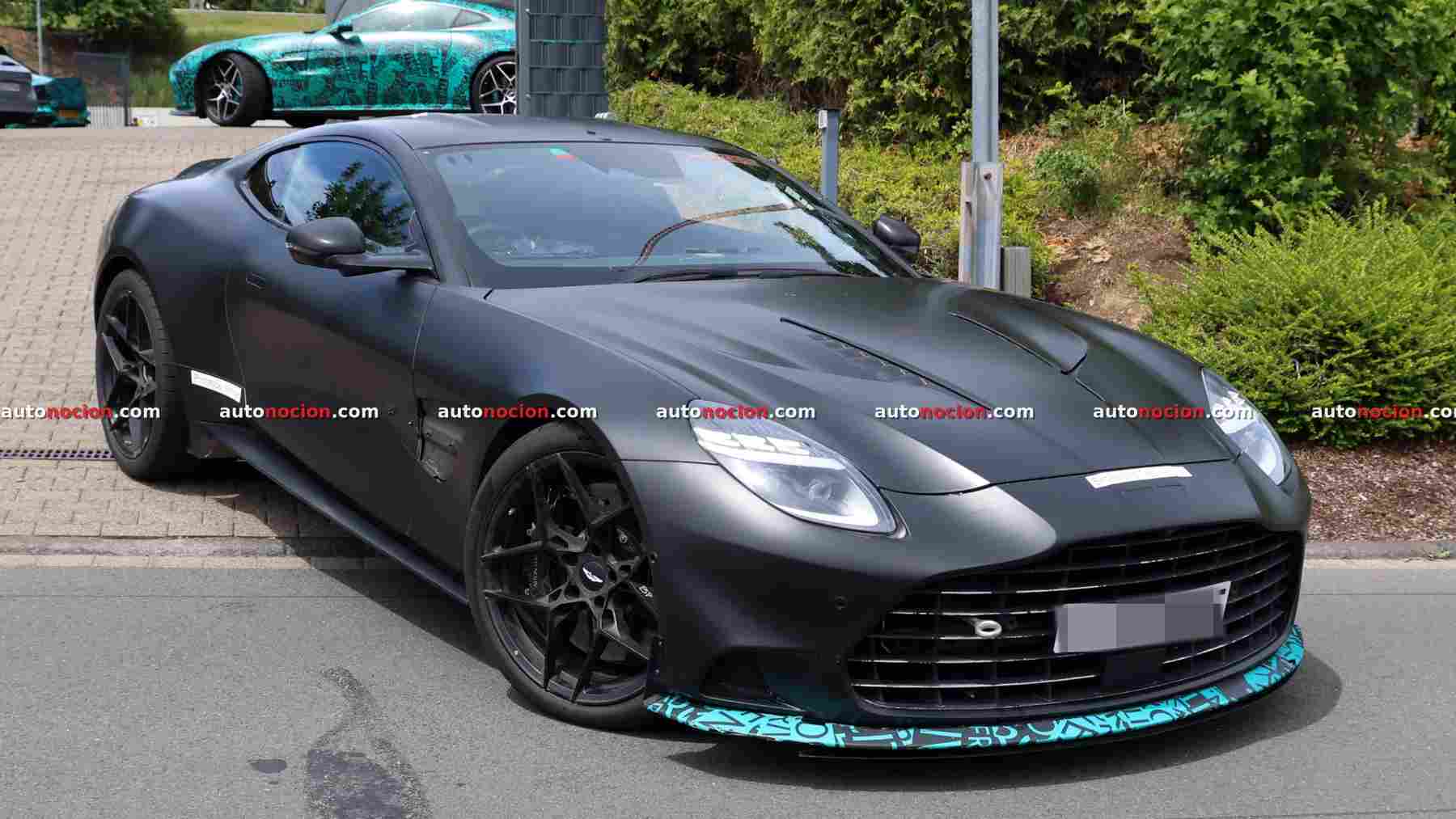 Cazamos en Nürburgring al Aston Martin Vanquish S 2027: más agresivo y aerodinámico y con una puesta a punto específica para el motor V12 biturbo por si 835 CV no te parecen suficientes