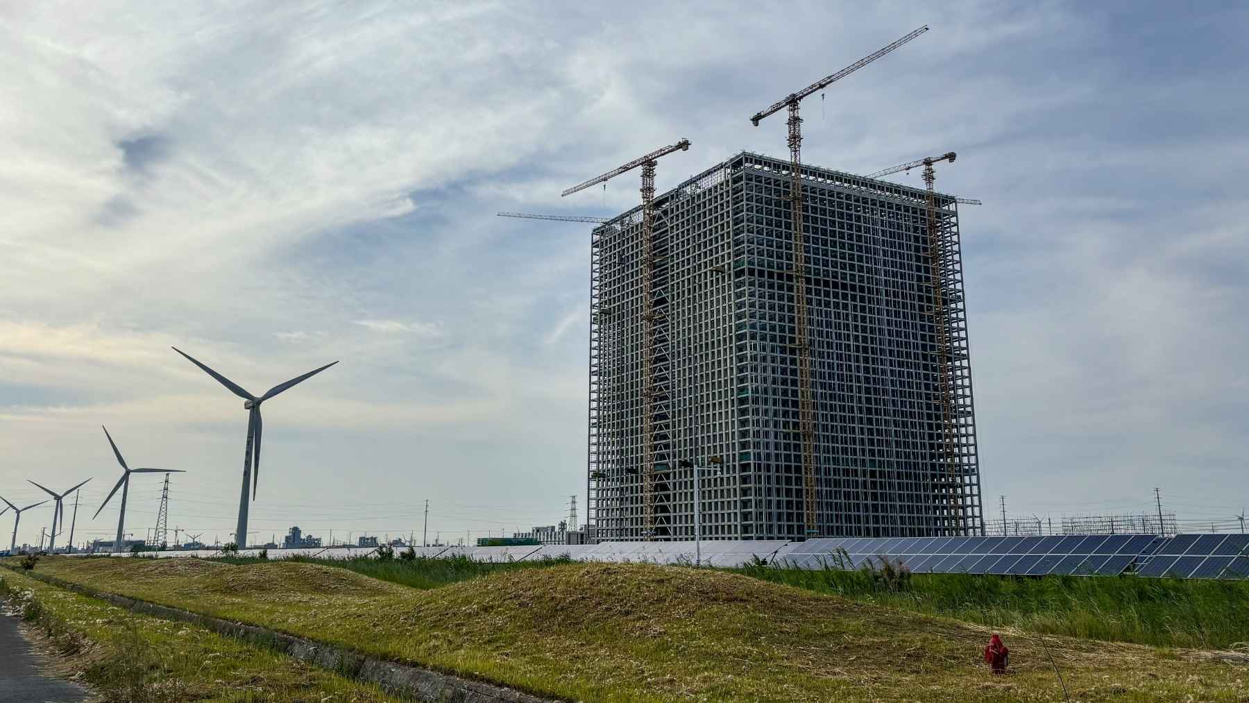 Parece un edificio industrial a medio construir, con la estructura de hierro al aire, pero es una batería de 40 pisos: sube bloques de hormigón cuando sobra electricidad y los deja caer cuando falta, sin litio y sin una gota de agua