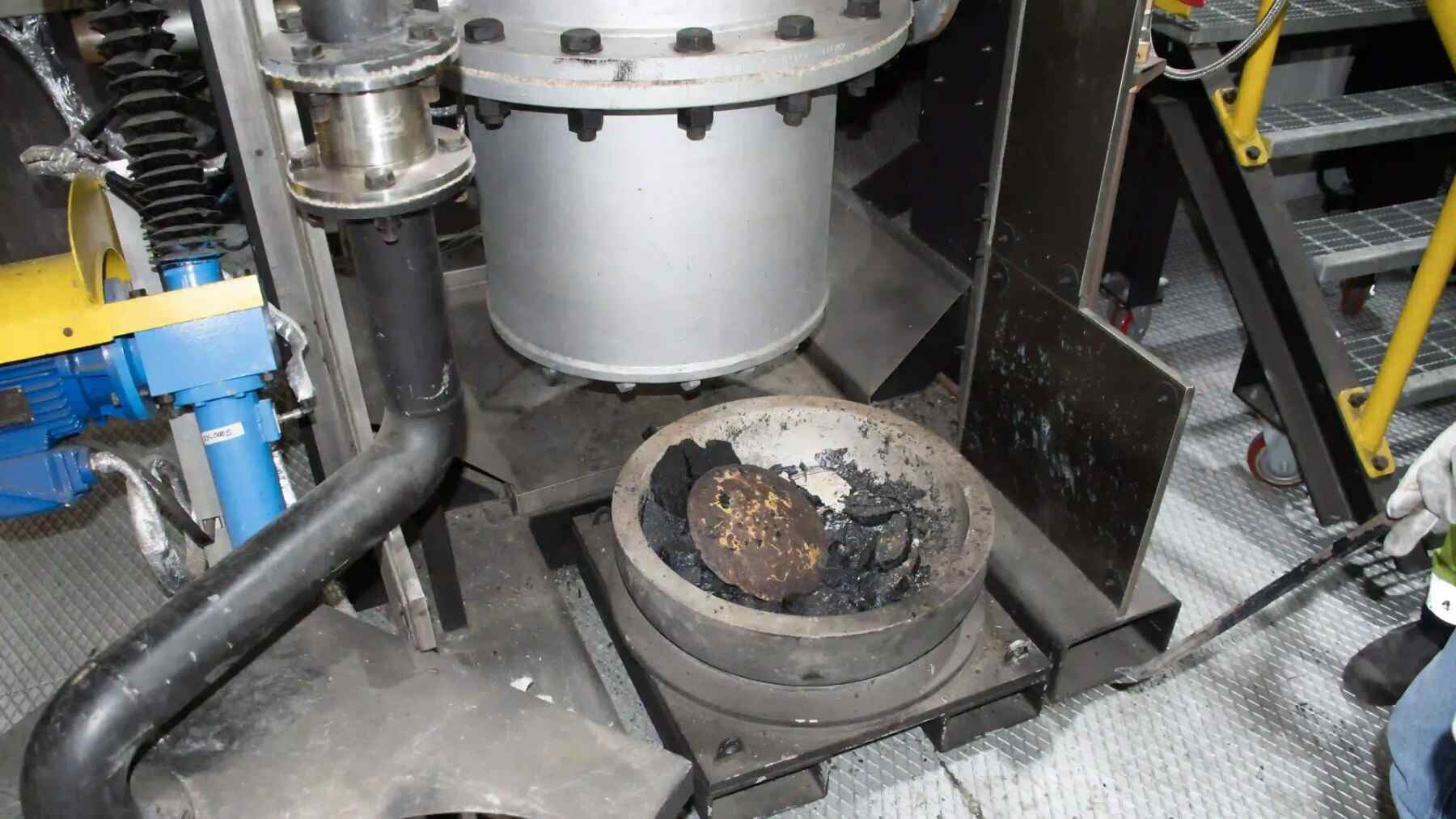 En vez de calentar el horno por fuera meten una lanza dentro del metal fundido y soplan oxígeno a más de 1.200 grados: el cobre y la plata se hunden al fondo, la escoria flota arriba y no hay que desmontar el móvil antes