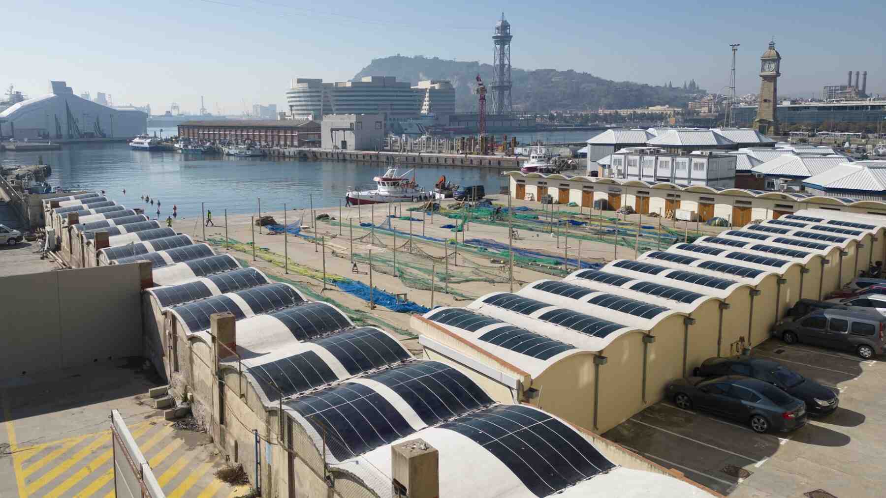 Son tan finos como una tarjeta de crédito, se pegan como un póster y convierten edificios en generadores: la revolución de los paneles solares orgánicos llega desde Alemania
