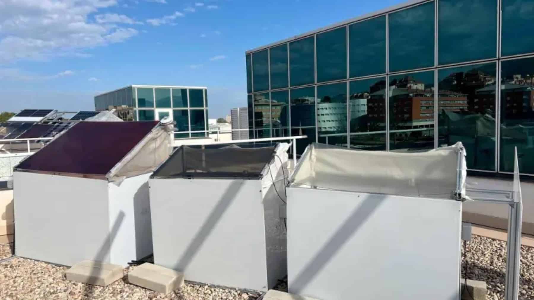 Menos agua, más electricidad y los mismos tomates: la Universidad de Jaén demuestra que los paneles solares semitransparentes pueden ser el futuro de la agricultura mediterránea