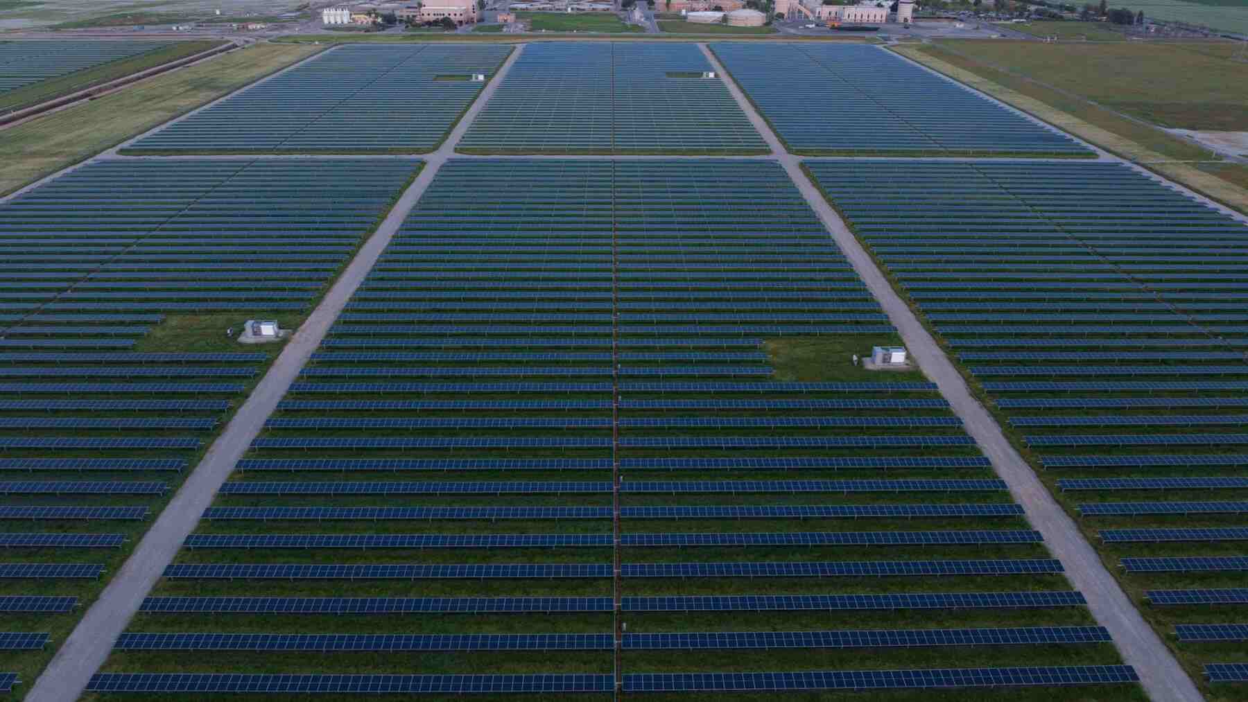27 megavatios, 47 GWh al año y 122 millones de ahorro hasta 2045: la planta solar de Fresno ha eliminado casi todas las estructuras metálicas, ha puesto los paneles prácticamente pegados al suelo y ya produce un 1% más de lo esperado