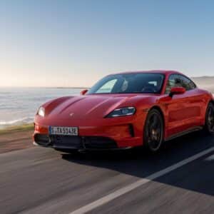 Porsche Taycan Exterior delantera rojo paisaje mar