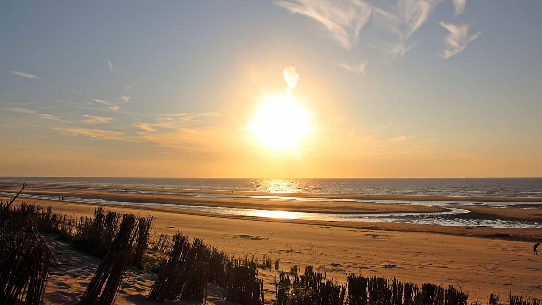 Almería prueba una tecnología única para guardar el sol en sal fundida: los investigadores de la PSA han medido el comportamiento de la sal frente a las microondas para almacenar el calor del sol y devolverlo a la red cuando no hay luz, aunque el camino aún tiene obstáculos