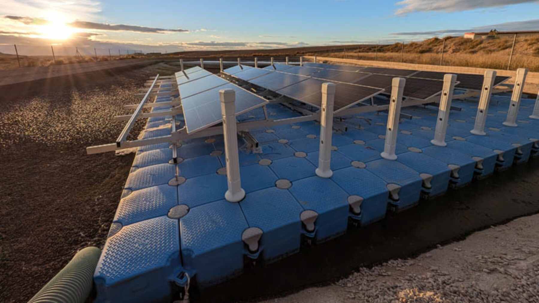 La misma estructura que genera 15,2 MWh al año y cubre el 53% del consumo eléctrico de una granja de cebo también frena el amoníaco: el proyecto de Tauste prueba que los paneles solares sobre purines son una solución de dos por uno