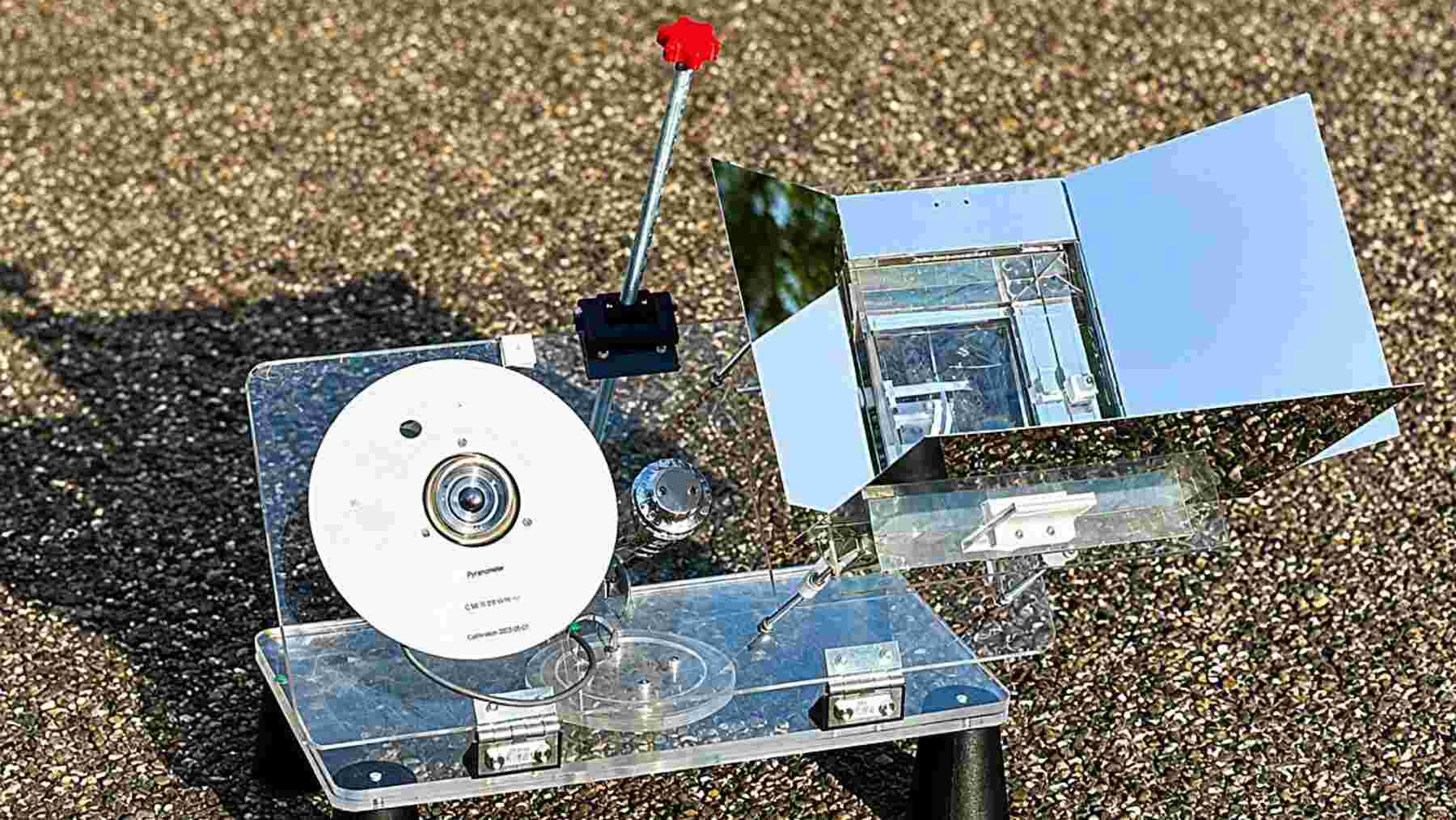 Un techo que genera electricidad, calefacción y aire acondicionado al mismo tiempo, sin necesitar tres sistemas diferentes: los científicos alemanes del KIT han creado un prototipo que aprovecha la radiación solar y el frío del espacio como sumidero térmico, y ya han demostrado que funciona al aire libre