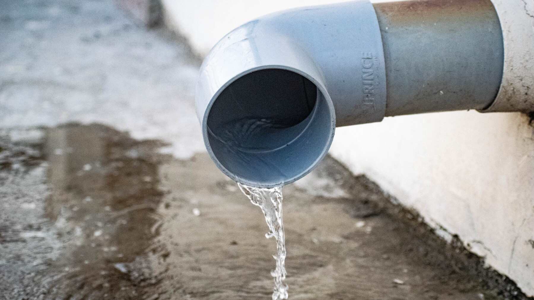 Tuberías, ventanas, cables y tarjetas de crédito tienen un futuro inesperado: el PVC que nadie sabe reciclar podría convertirse en aceite para motores gracias a un proceso a 70 grados con cloruro de aluminio, que elimina el cloro y deja un lubricante con coeficiente de fricción comparable al de los productos comerciales