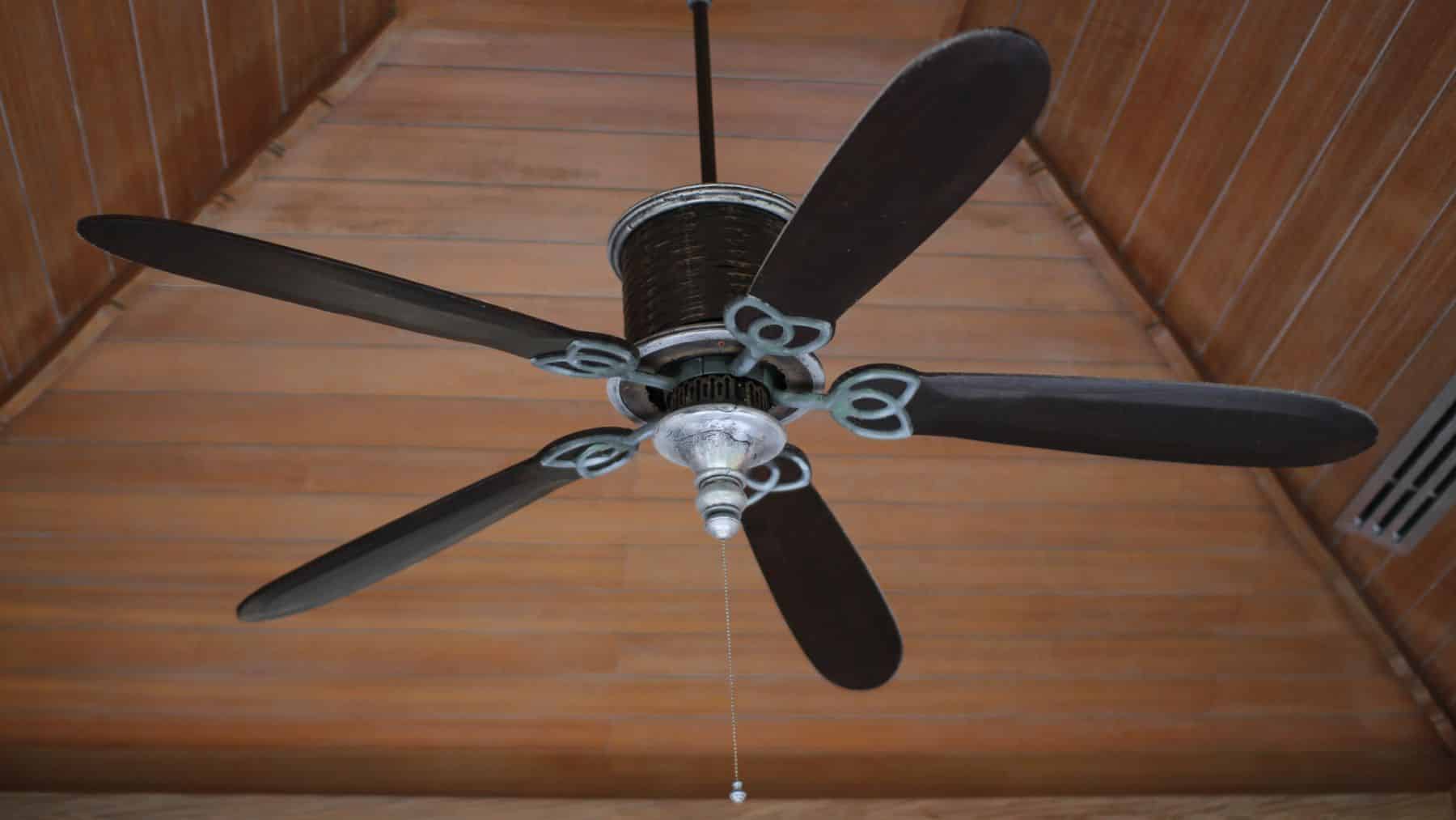 Ni aire acondicionado ni ventilador: el invento chino que baja 9 grados la casa sin gastar un duro en luz, solo con una película de bioplástico que refleja el 98,7% del sol