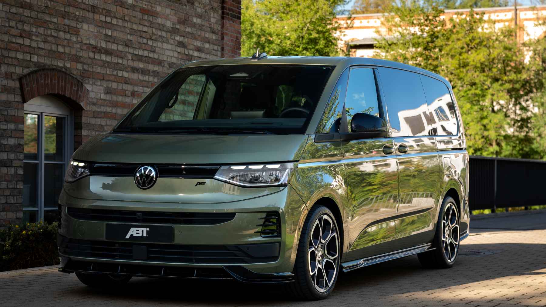 Así le queda el look deportivo y las llantas de 20” a las furgos: Volkswagen presenta una edición especial ABT de Multivan y California