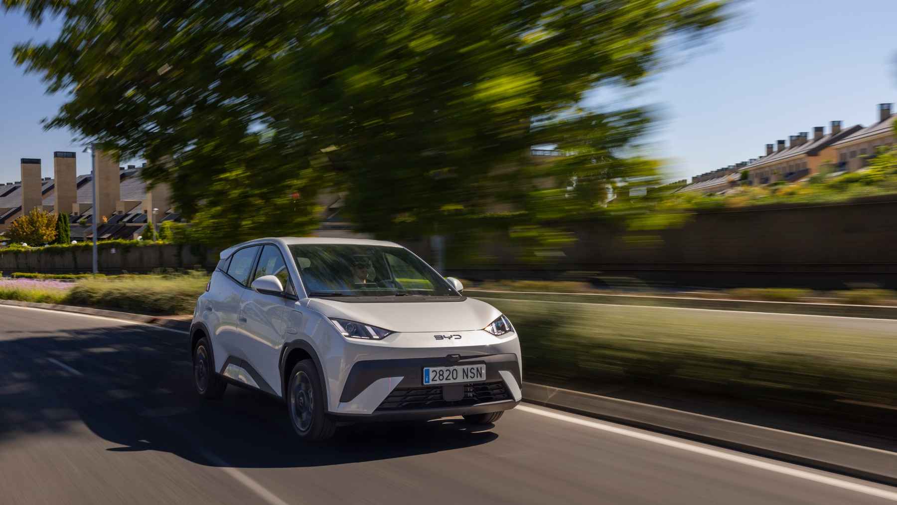 El BYD Dolphin Surf arregla uno de sus grandes inconvenientes: ahora viene con cinco plazas, mejoras tecnológicas para las pantallas y de equipamiento sin tocar el precio