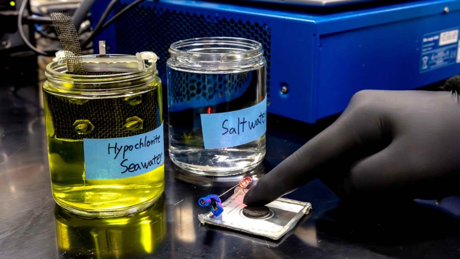 La reacción que parecía un problema duplica la potencia de la batería de agua salada y la acerca al voltaje del litio: el truco está en el hipoclorito de sodio