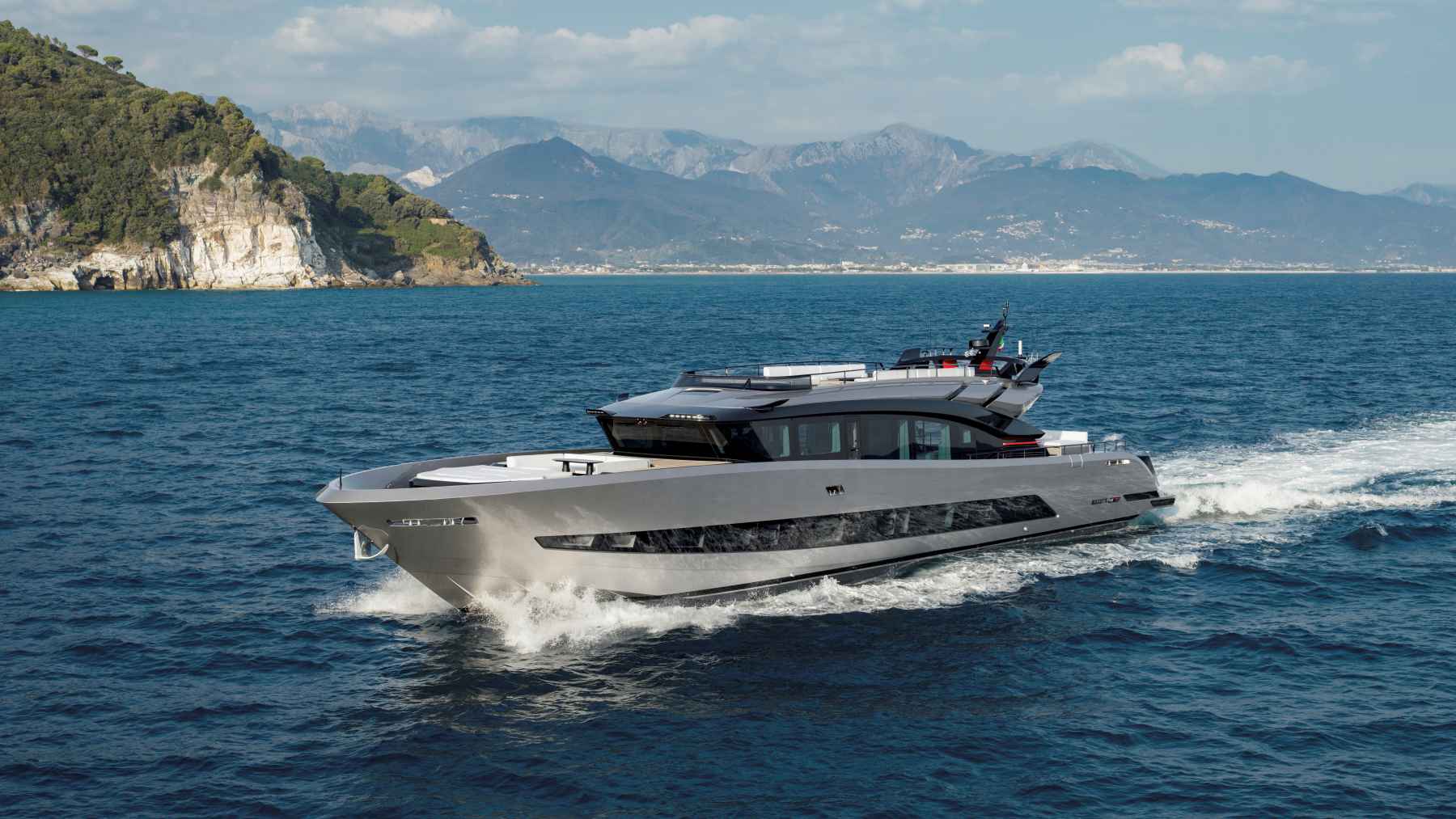 BRABUS AB110: un yate de 33,7 m con hasta 7.800 CV, hidrojet y 88 km/h de punta, fibra de carbono, alerón, 4 camarotes para 10 invitados y garaje de popa