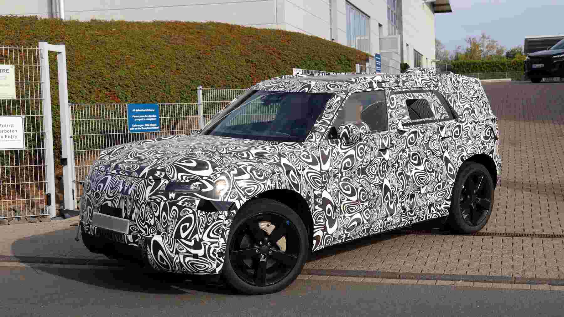 Aparece de nuevo el «Defender Sport» camuflado para recordarnos que los ingleses van muy en serio con este 4×4 compacto 100% eléctrico: el objetivo es hacer sombra al futuro Mercedes Clase G Mini