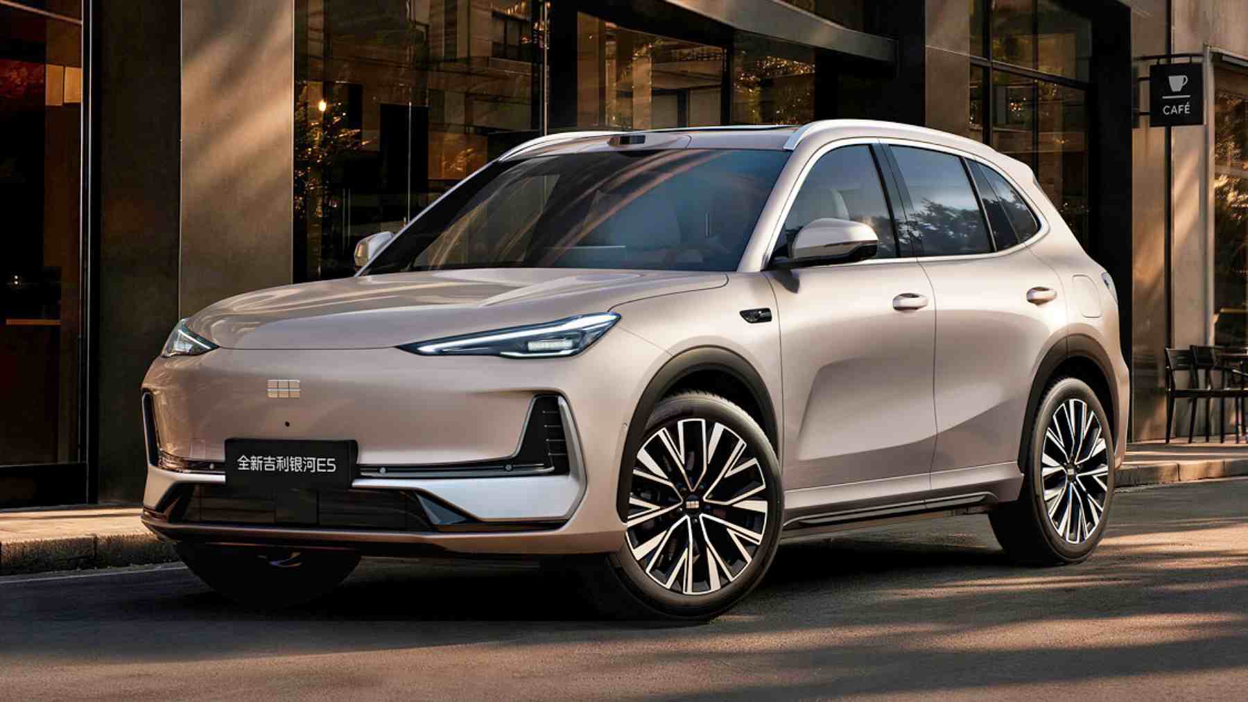 Apenas ha llegado a España y en China ya presume de un restyling: el nuevo Geely E5 se ofrece con tracción trasera, un radar LiDAR y un frunk que buena falta le hacía