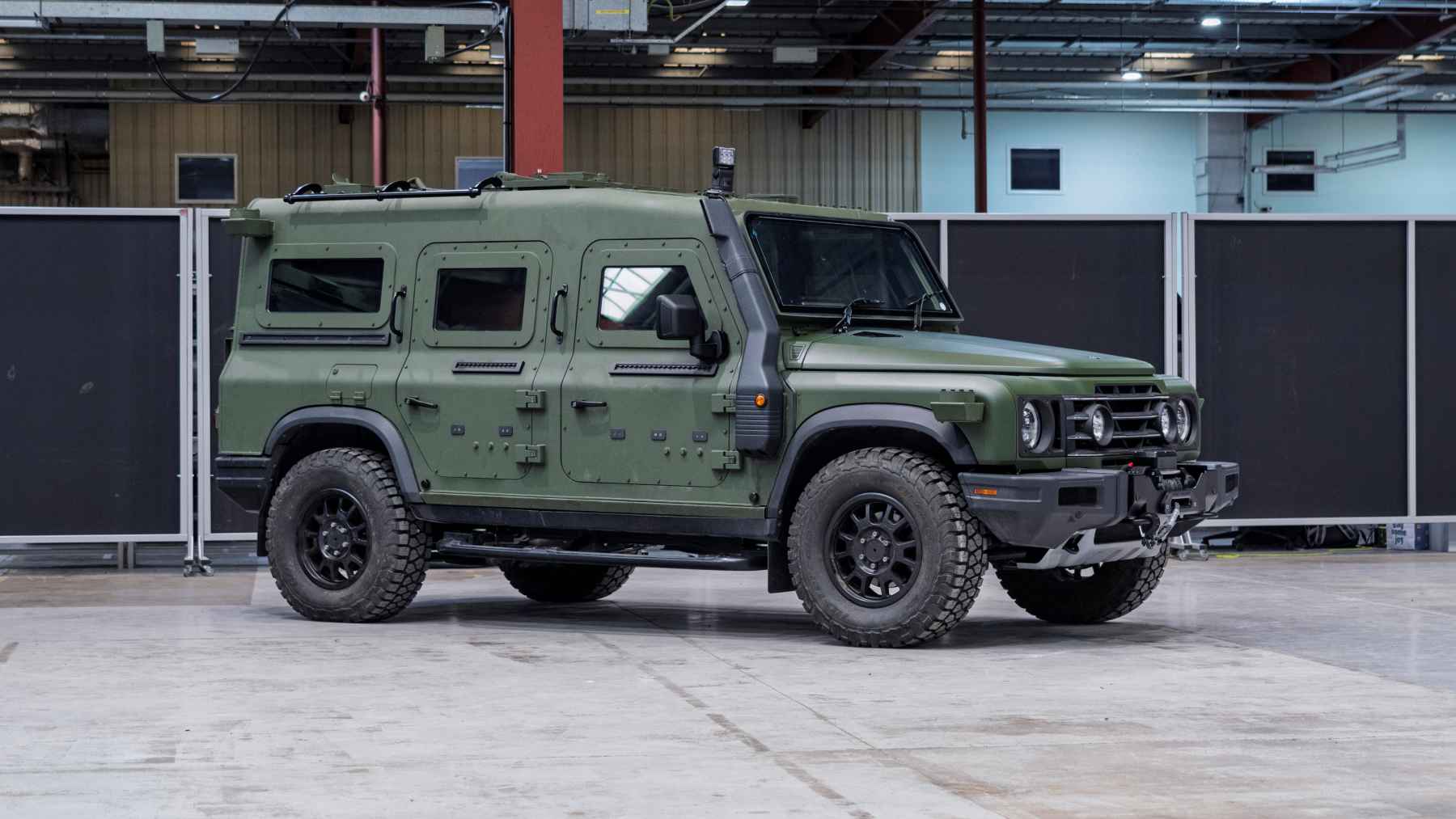 Esta marca pretende enviarte a la guerra con un motor BMW de seis cilindros y un Defender producido en 2026