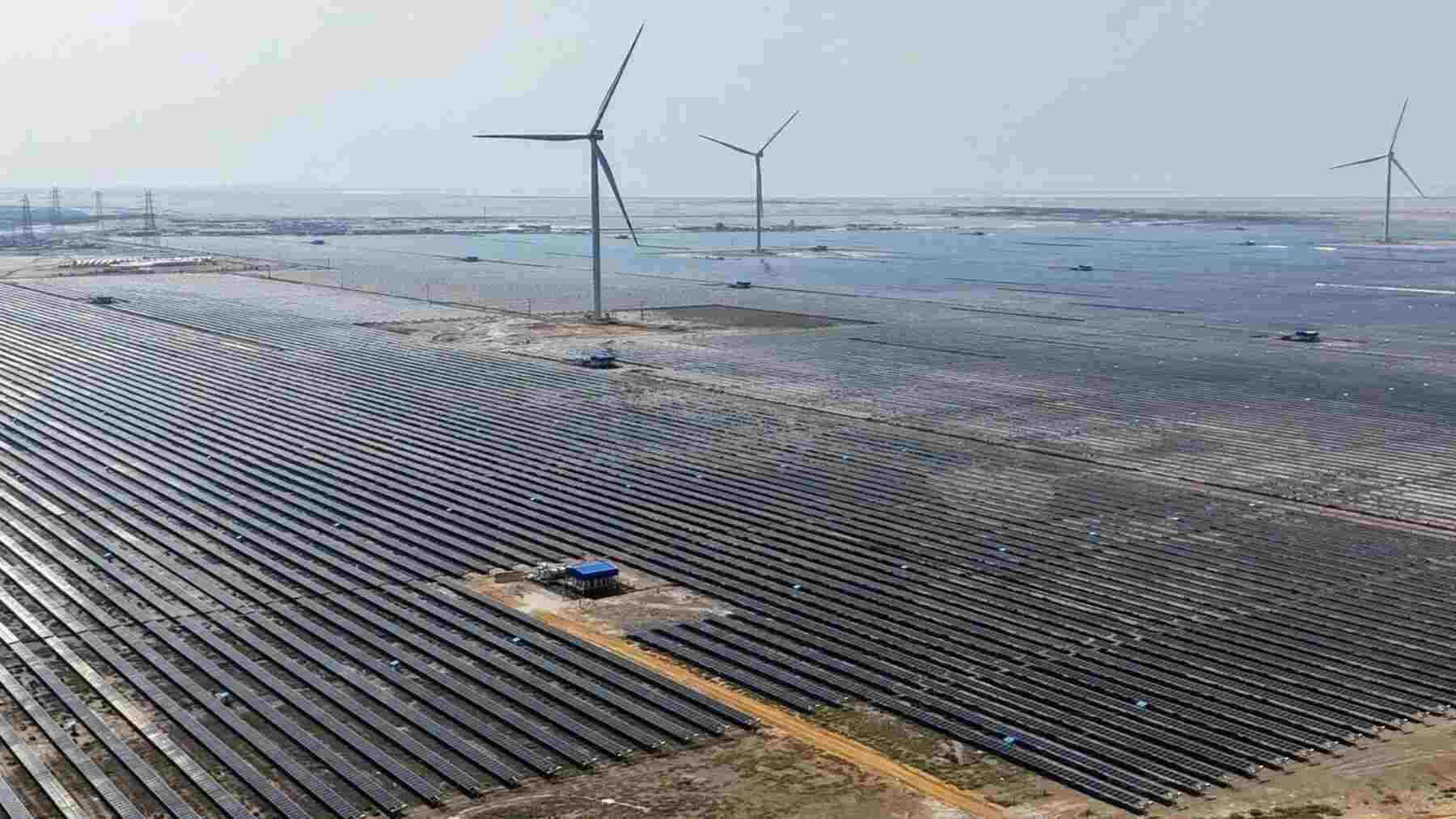 1.126 MW, 3.530 MWh y 700 contenedores: la batería gigante de Adani en el parque solar de Khavda quiere que la energía del sol siga disponible cuando cae la noche