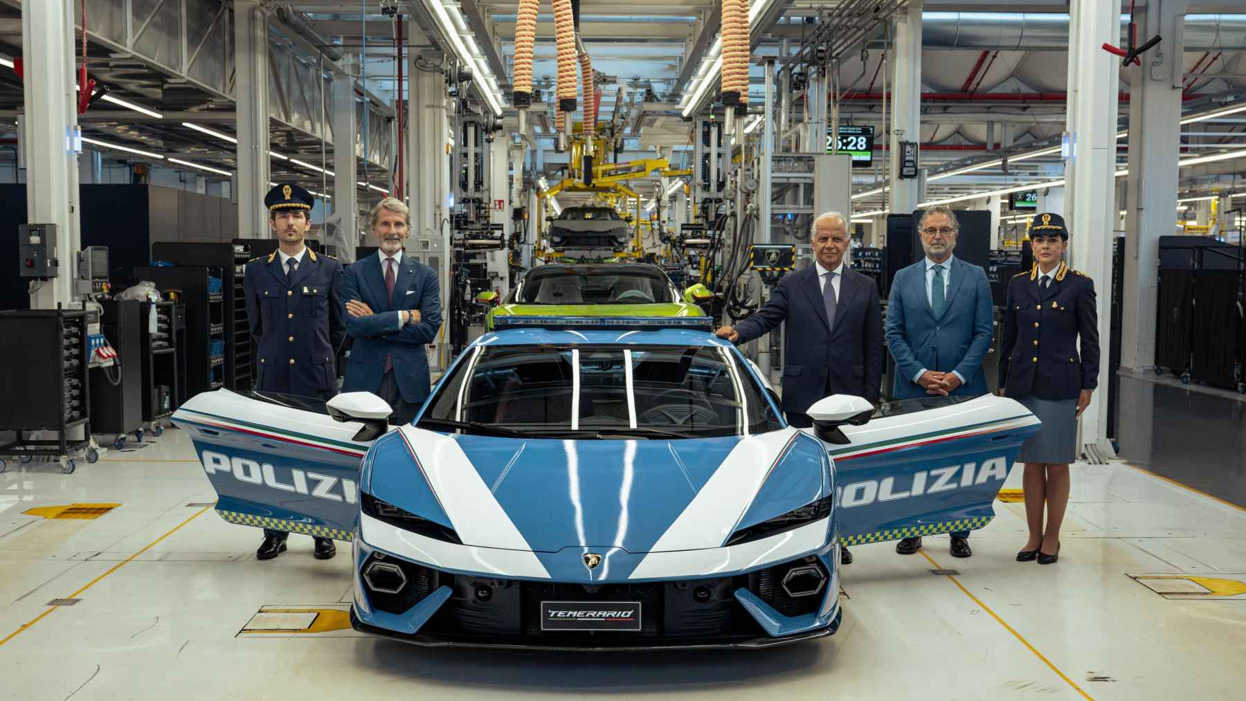 Nuestra Guardia Civil se queja de que el Stelvio de gasolina consumía mucho y ahora van los italianos y ponen un Lamborghini V8 biturbo al servicio de la ley