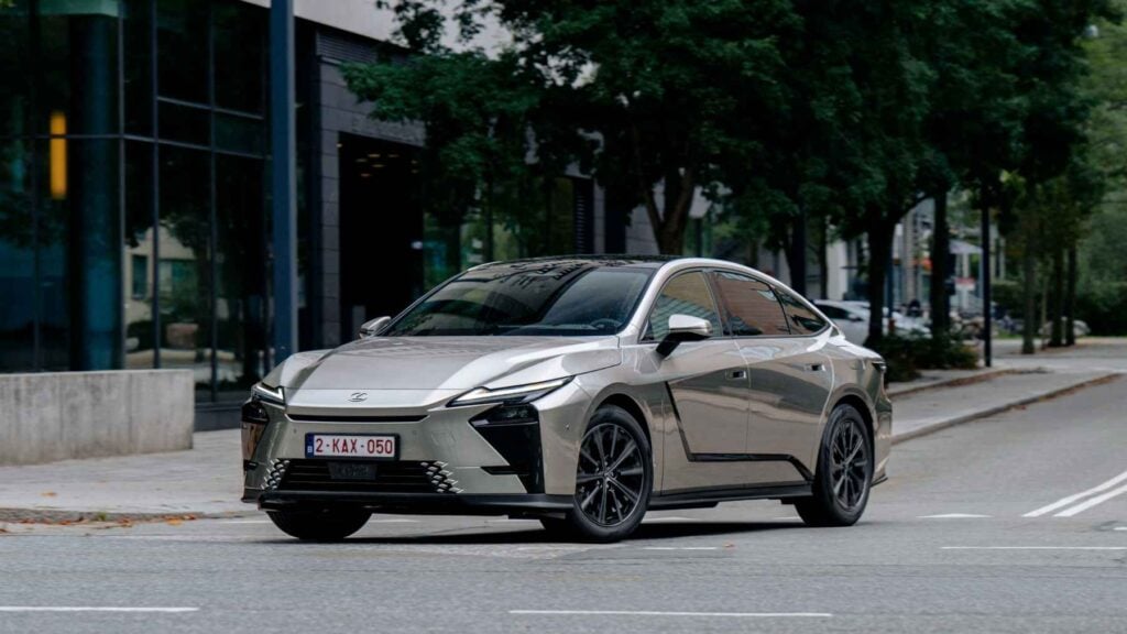 Lexus ES exterior en marcha