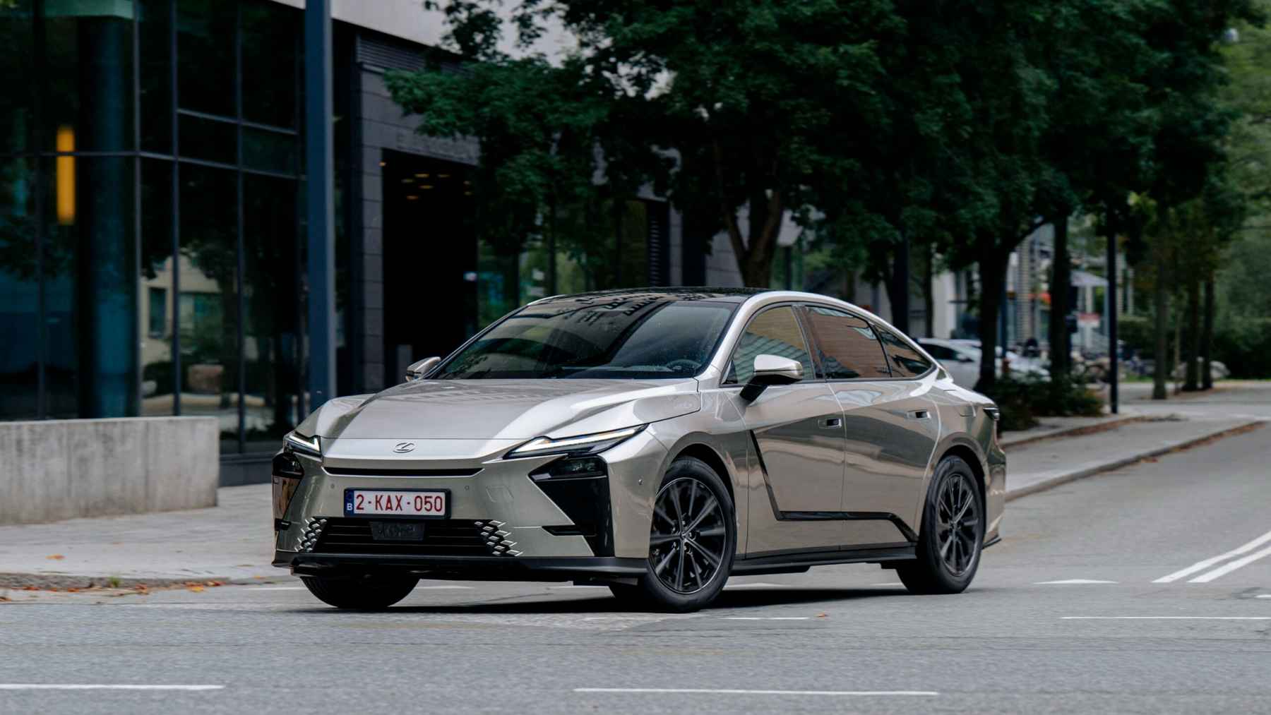El Lexus ES 2026 ya tiene precios oficiales en España y es una buena muestra de la realidad a la que nos deberíamos ir acostumbrando: el eléctrico y el híbrido cuestan lo mismo