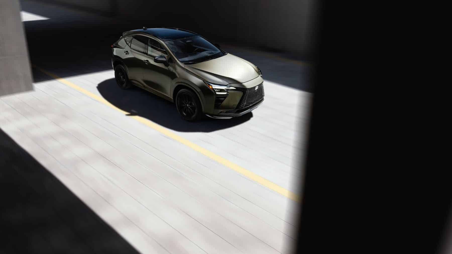 Lexus recuerda que tiene un SUV capaz de dejar KO al Audi Q5 y al Mercedes GLC: ahora le da la actualización que merecía, con un interior más digitalizado y una mejora de autonomía eléctrica