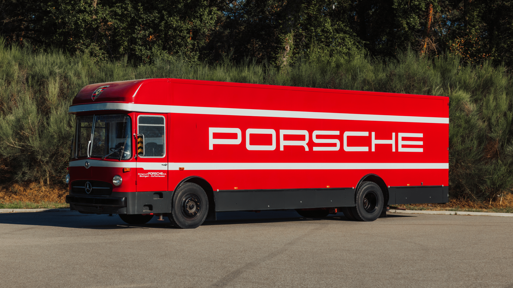 Gulf, Martini y Rothmans: El camión Mercedes que llevó a Porsche a Le Mans a la venta