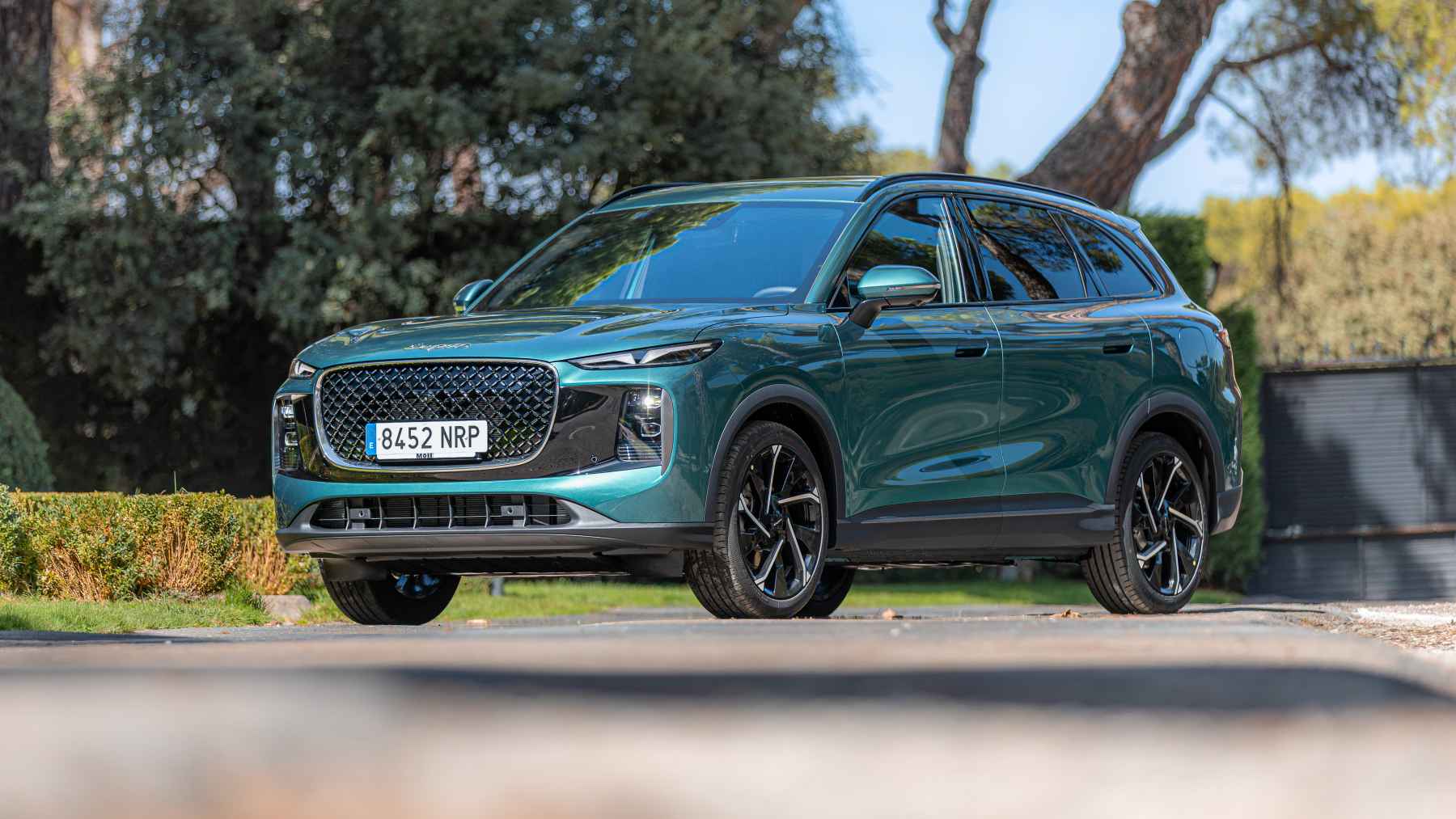 Prueba LEPAS L8: 279 CV, 90 km eléctricos, puesta a punto europea desde 33.990 € y con una financiación interesante