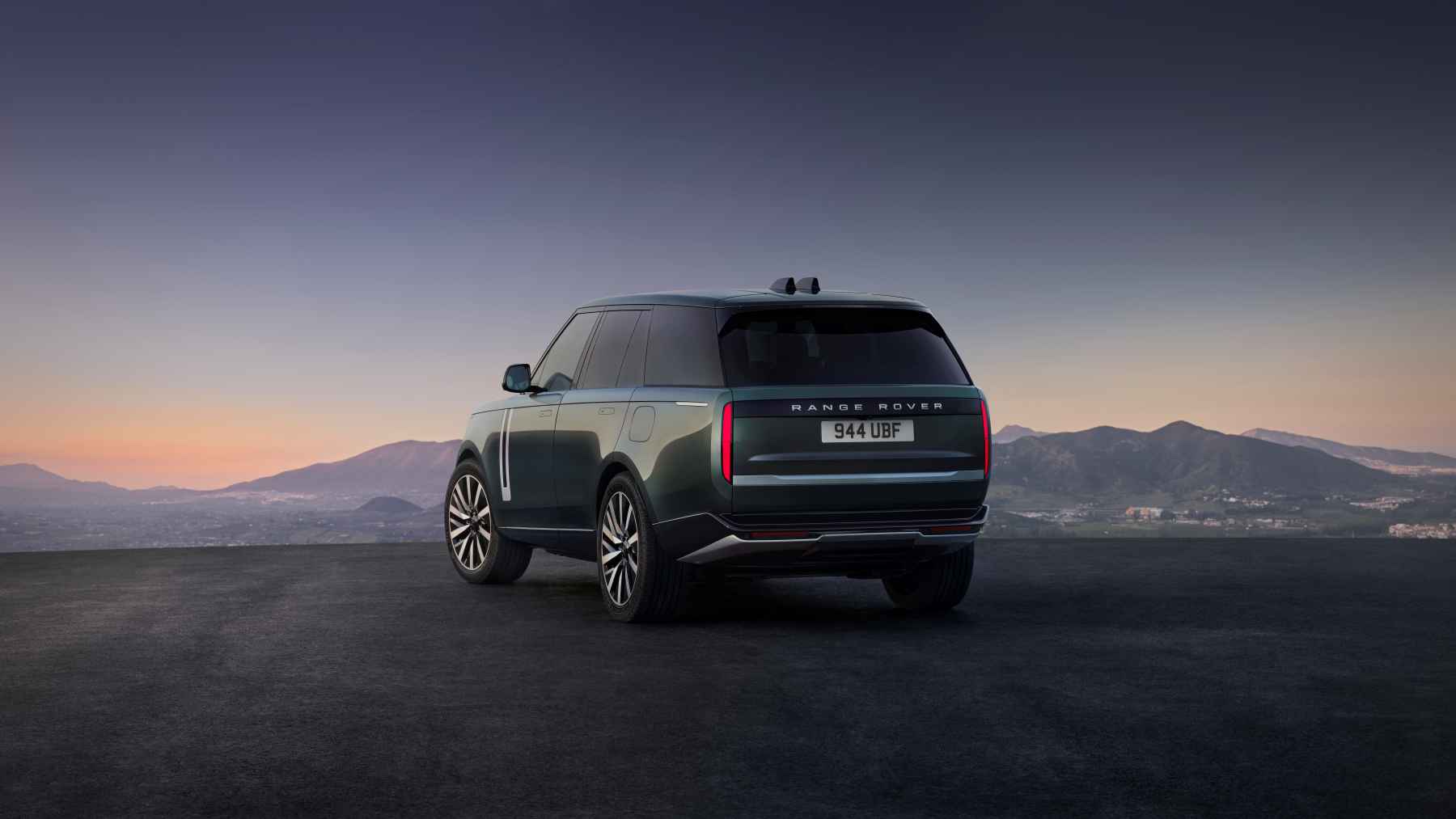 Range Rover Electric: tiene la potencia de un V8, el par de un eléctrico, 700 kg de batería y puedes sumergirlo en el agua hasta casi el metro de profundidad