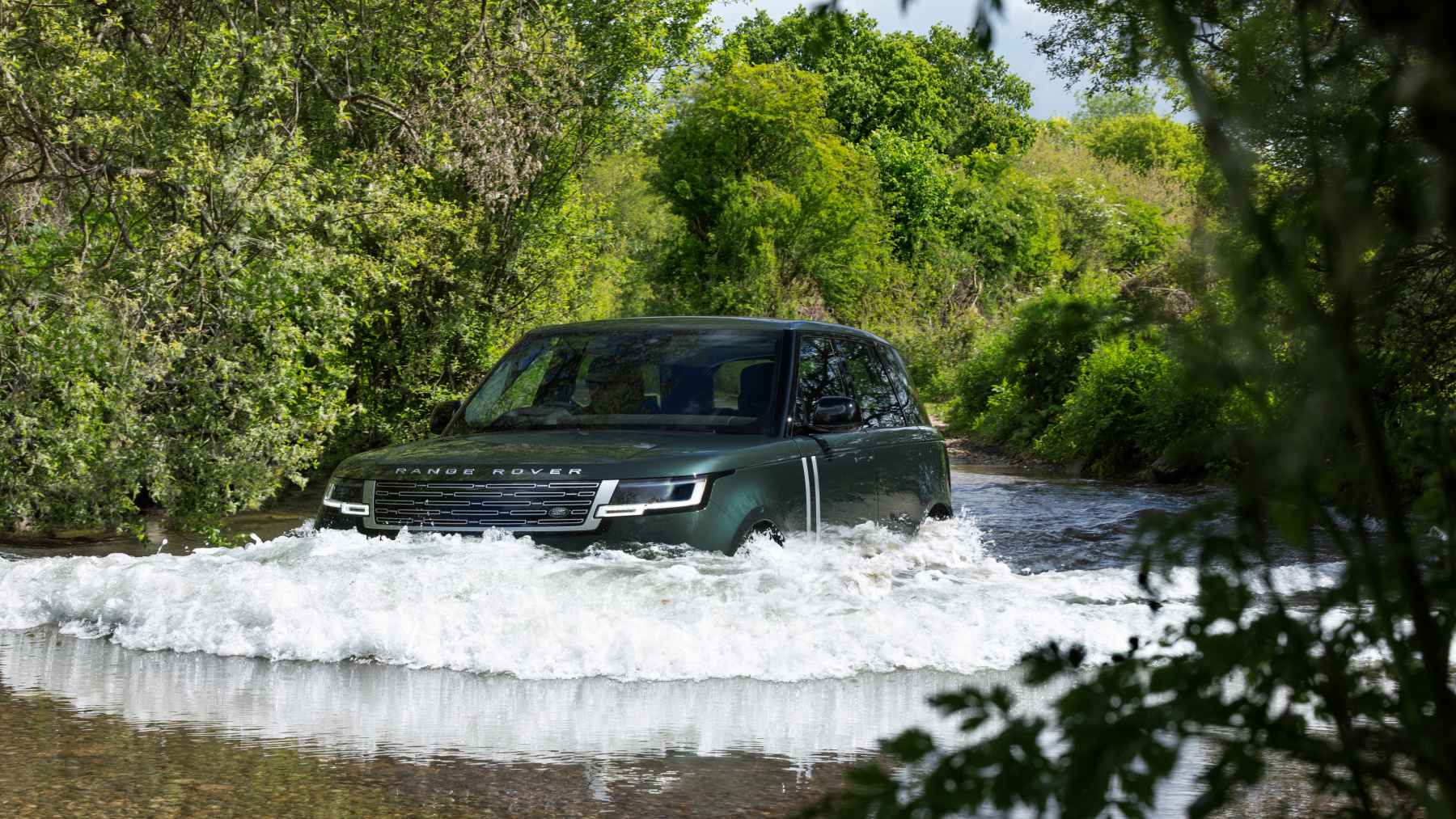 Jaguar Land Rover también se prepara para los recortes: el objetivo es ahorrar más de 1.900 millones de euros en personal mientras sube la apuesta por Jaguar