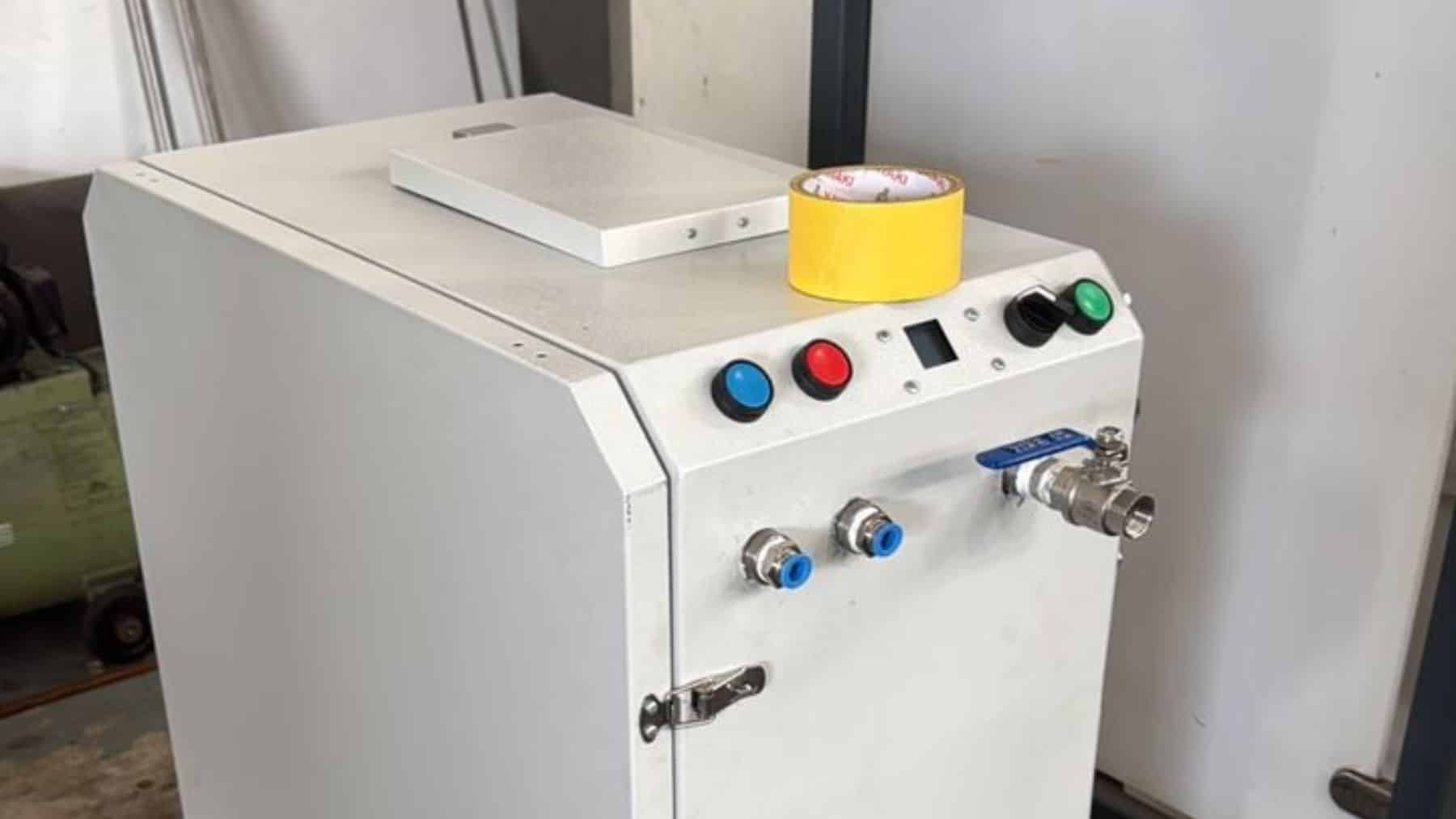 Agua contaminada en potable, fría o caliente, hasta dos días sin electricidad y un panel solar plegable de 100 W: la maleta S.L.I.C. de estudiantes de Nottingham Malaysia lleva el tratamiento de agua a comunidades sin red eléctrica