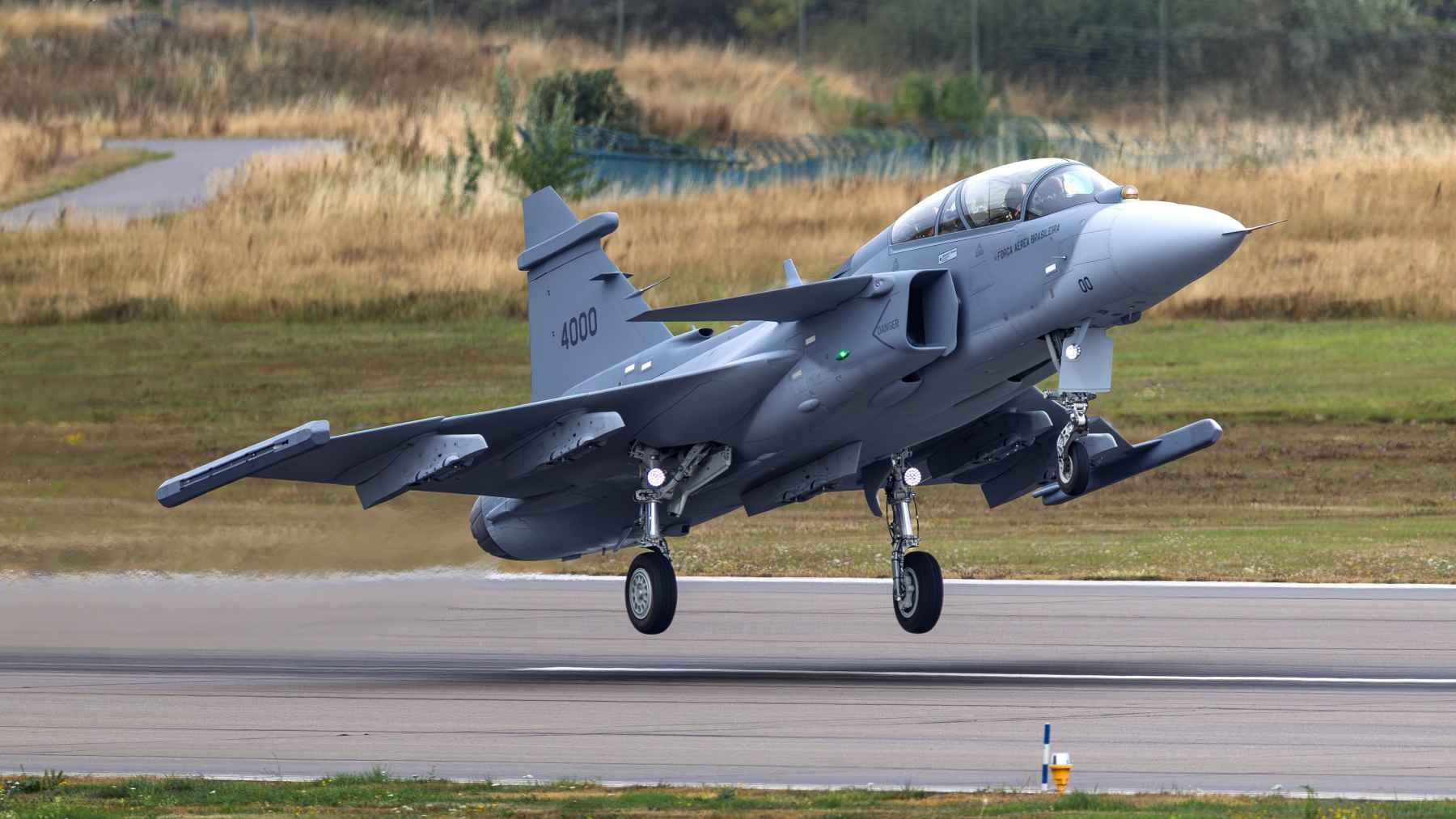 Despega el Saab Gripen F: el caza de 15,9 metros que aterriza en pistas de solo 500 metros