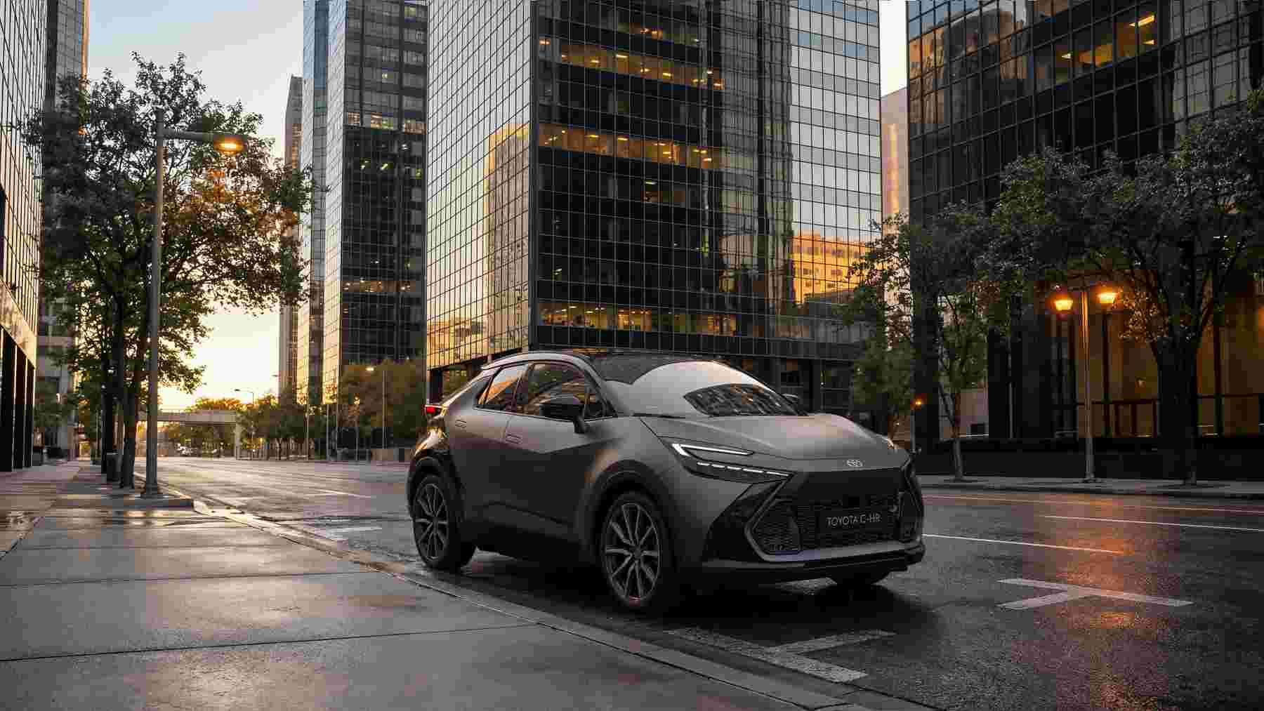 Ya es el SUV más vendido en España, pero ahora el Toyota C-HR recibe mejoras de equipamiento para ampliar aún más la distancia con el VW T-Roc y el MG ZS: este último le pisa los talones