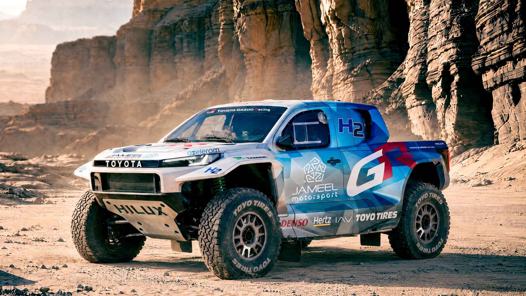 Audi lo hizo con un híbrido enchufable con motor de DTM y ahora Toyota apuesta por el hidrógeno: El Dakar 2027 tendrá su primera pila de hidrógeno con el DKR GR FC Hilux de Toyota GAZOO Racing