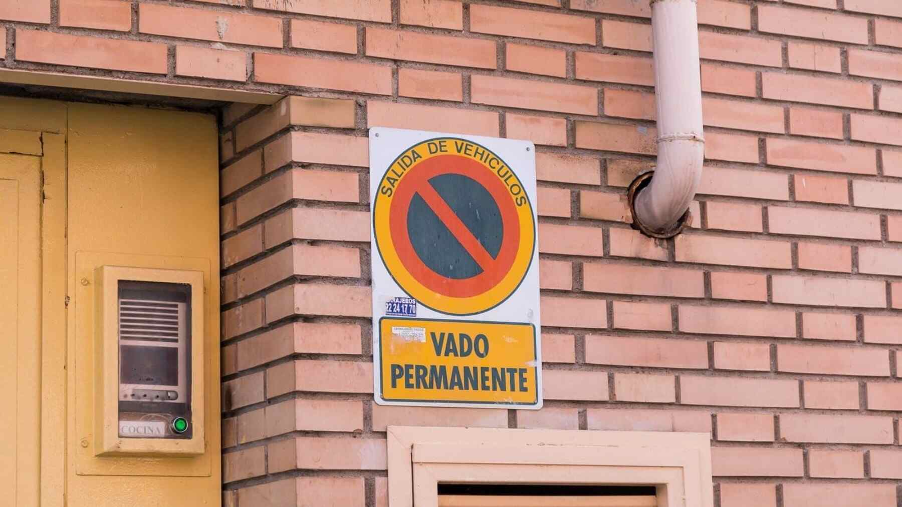 Vado: qué es, cuánto cuesta y cuál es la multa por aparcar en él