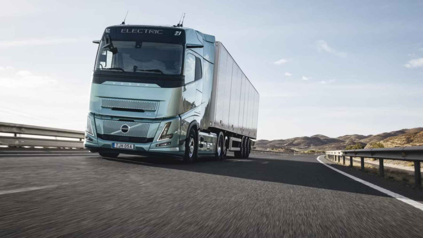 Arranca la producción del camión eléctrico de Volvo con más de 700 km de autonomía y 623 CV, que recarga en 50 minutos y puede llevar 28 toneladas de carga útil
