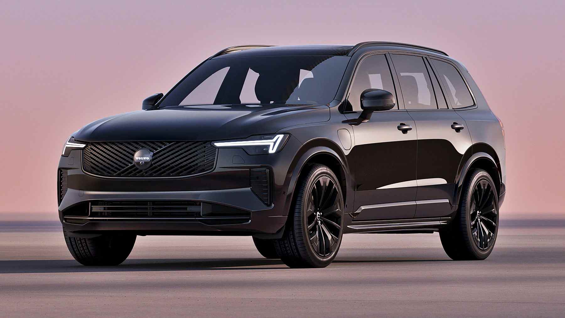 Volvo pone al día la gama de motores híbridos enchufables del XC60 y XC90 para zanjar la discusión sobre quién tiene la mayor autonomía del mercado: hasta 200 km sin parar a recargar