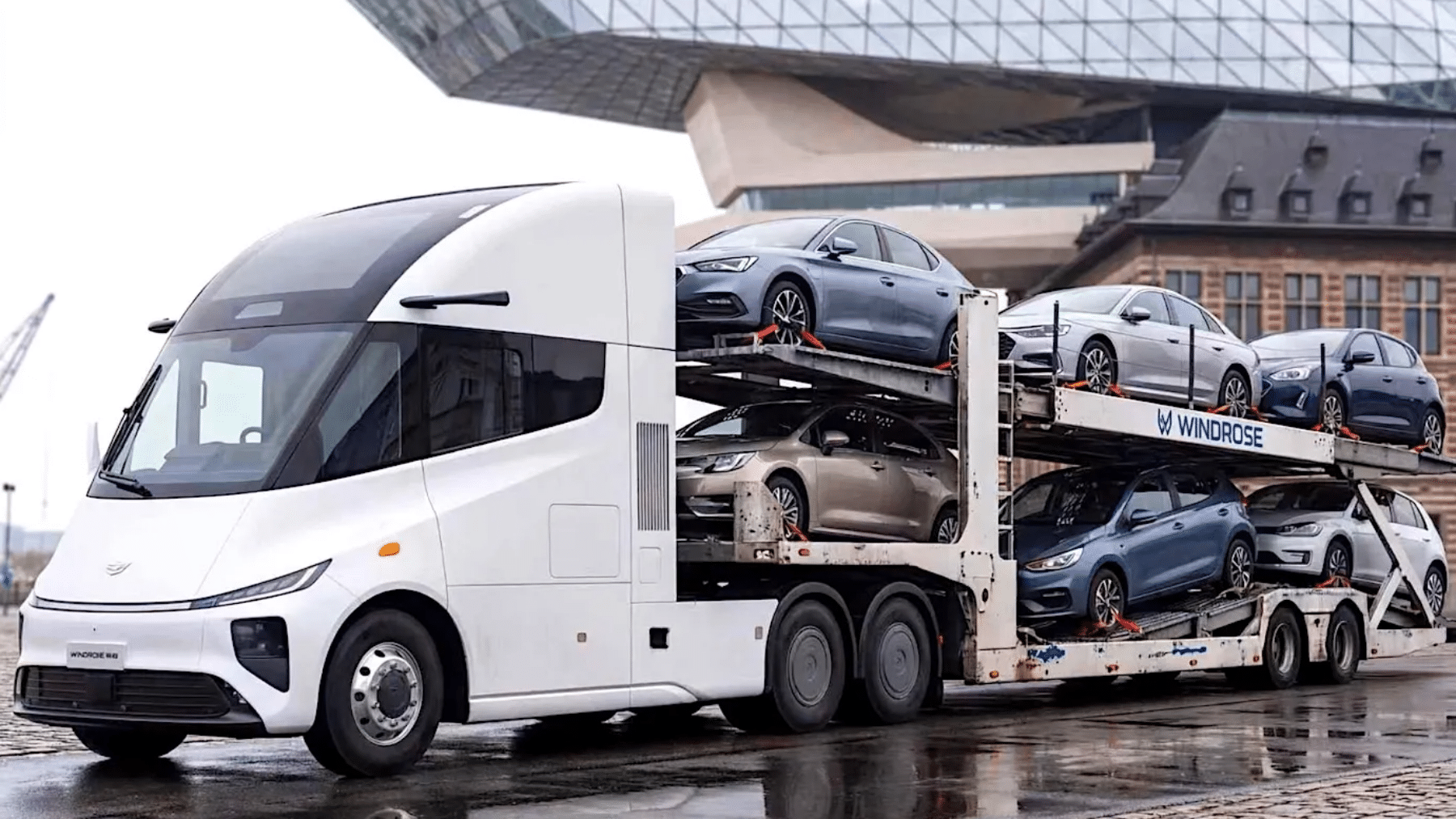 Este camión belga se parece tanto al de Tesla que han tenido que sacarse de la marca un invento propio con 95 CV de potencia para mover grúas y plataformas del remolque