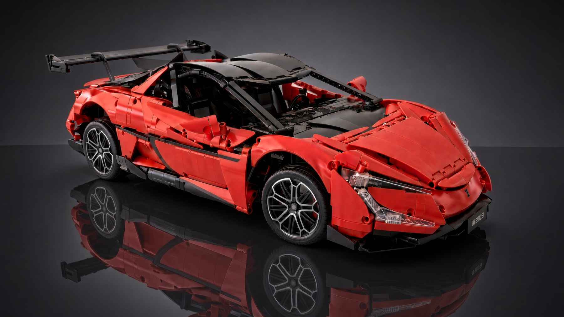 Monté el Yangwang U9 de CaDA y descubrí que no es un coche de radiocontrol cualquiera: 5 servos, 4 motores y un modo «baile» que imita al modelo original de BYD