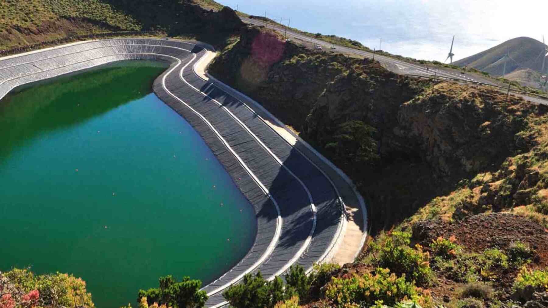 El Hierro ya ha demostrado que una isla puede funcionar sin petróleo durante semanas, y ahora amplía Gorona del Viento con más eólica, 7,1 MW de solar y baterías para superar las 1.049 horas de energía 100% renovable