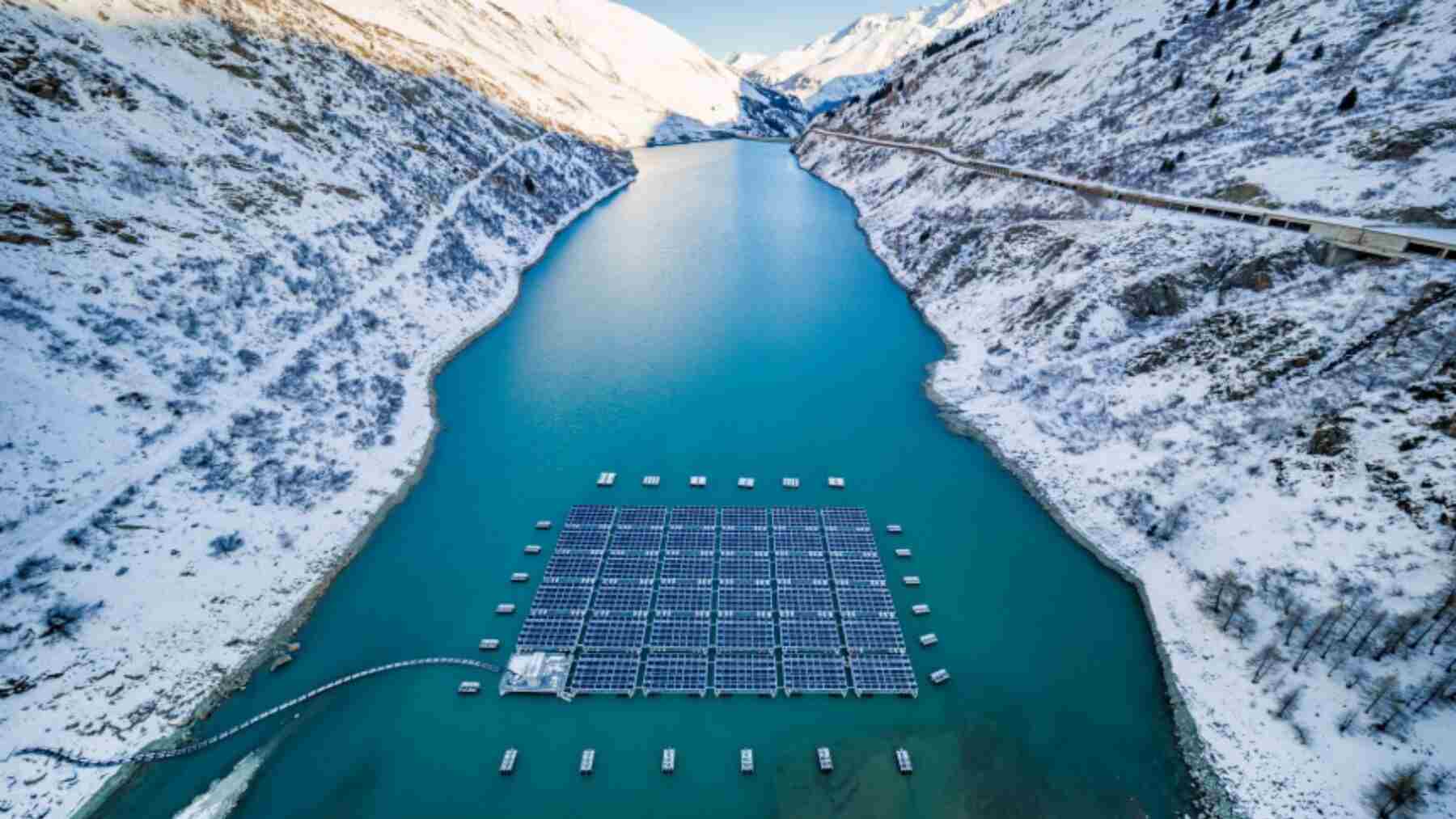 1.400 paneles que flotan, se posan sobre el fondo y vuelven a flotar: el parque solar alpino que Suiza no deja ampliar