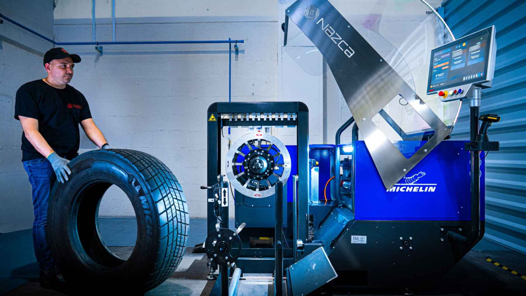 Michelin acaba de inventar la máquina que redibuja tus neumáticos una vez gastados: además permitirá dos recauchutados extra