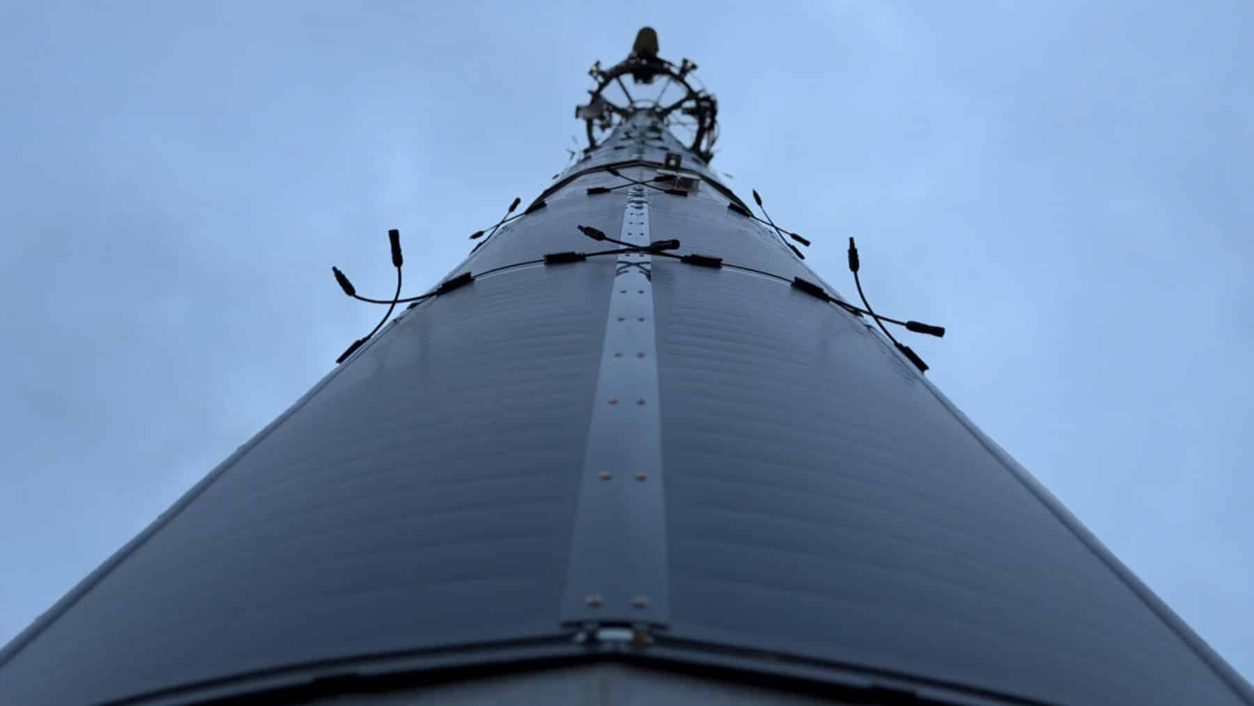 Forrar la torre de placas solares para que internet no se caiga: el invento australiano que da 12 horas de respaldo cuando hay apagón