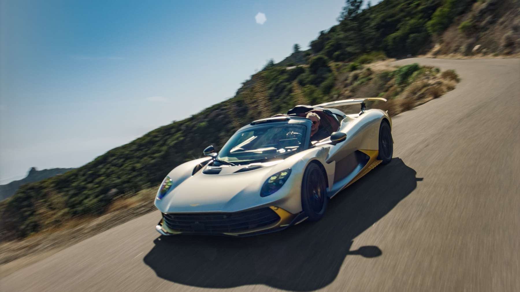 El Aston Martin Valhalla Spider es el último hiperdeportivo de más de 1.000 CV que podría (y debería) acabar en el garaje de Fernando Alonso: ¿el rival del futuro Ferrari F80 Aperta?