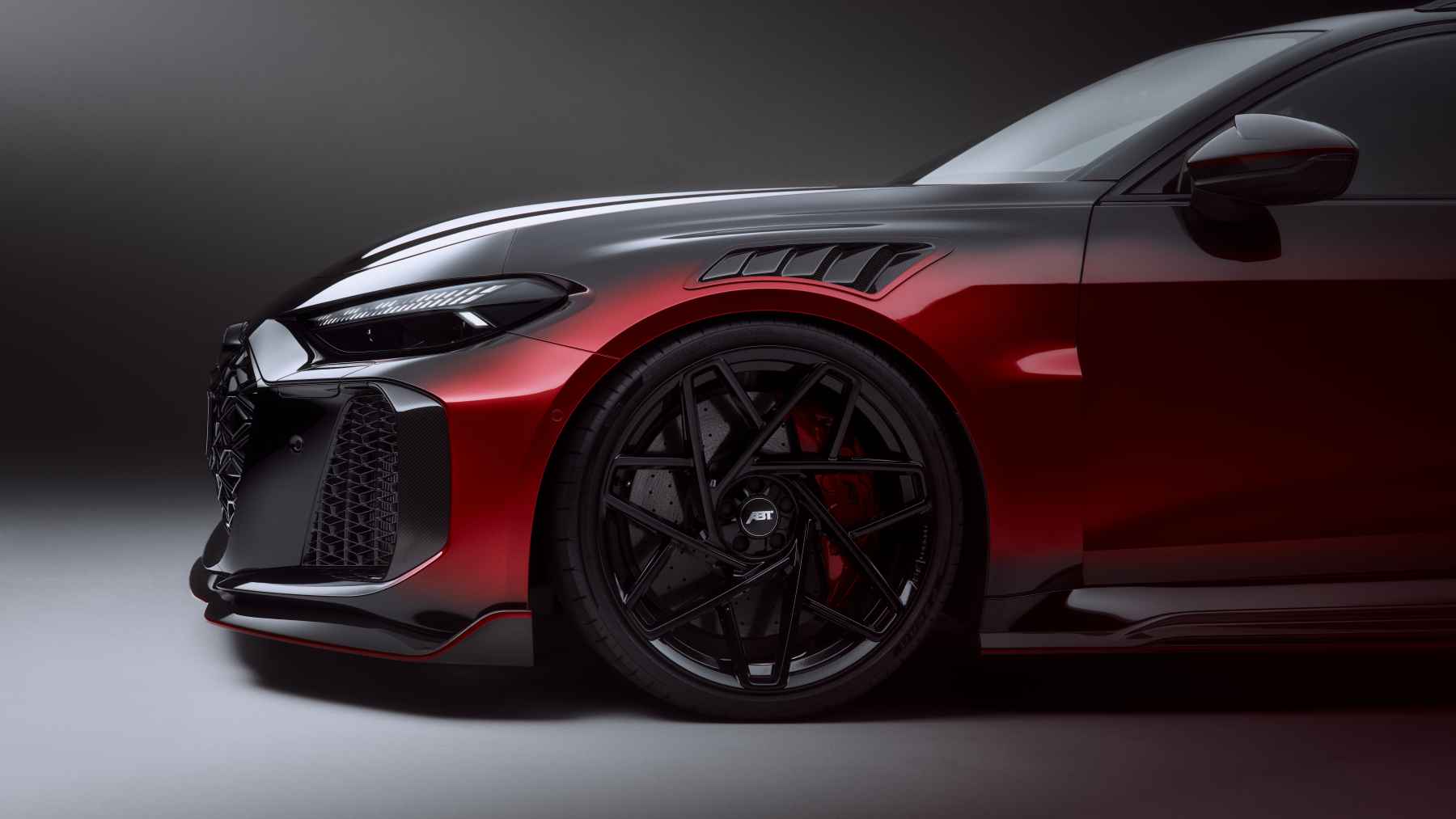ABT RS5-R es una animalada: es el Audi RS 5 más salvaje, llega con 720 CV y solo habrá 130 unidades, eso sí, sólo el kit cuesta casi como 2 Volkswagen Golf R